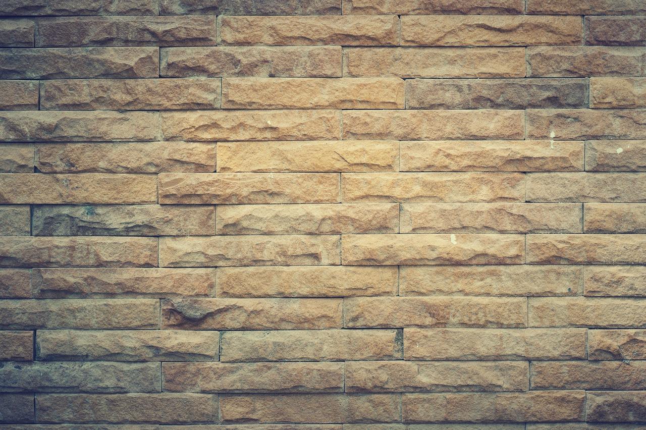 Czy do wykonania idealnej powierzchni ściany potrzebny jest tynk gipsowy czy wystarczy gładź?