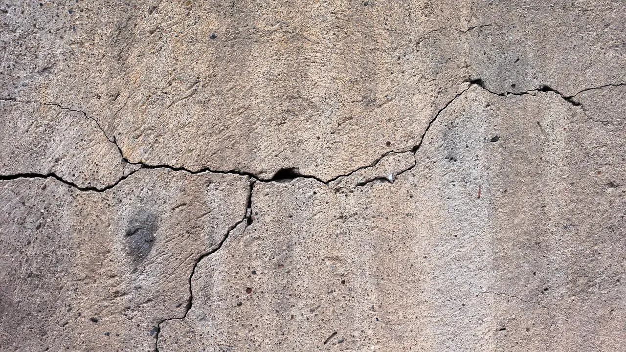 Optymalne połączenia: Jak łączyć beton na ścianie, aby uzyskać trwałe i estetyczne efekty?